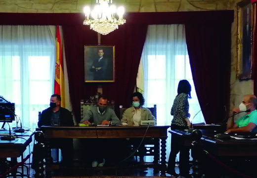 María del Carmen Bustelo Rial xura o seu cargo como concelleira ante a corporación local do Concello de Padrón